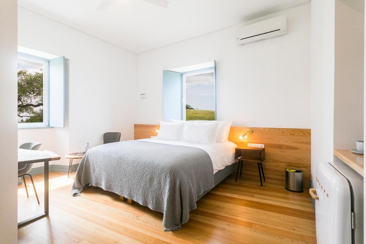 A bright double en-suite room with wooden floors and garden views