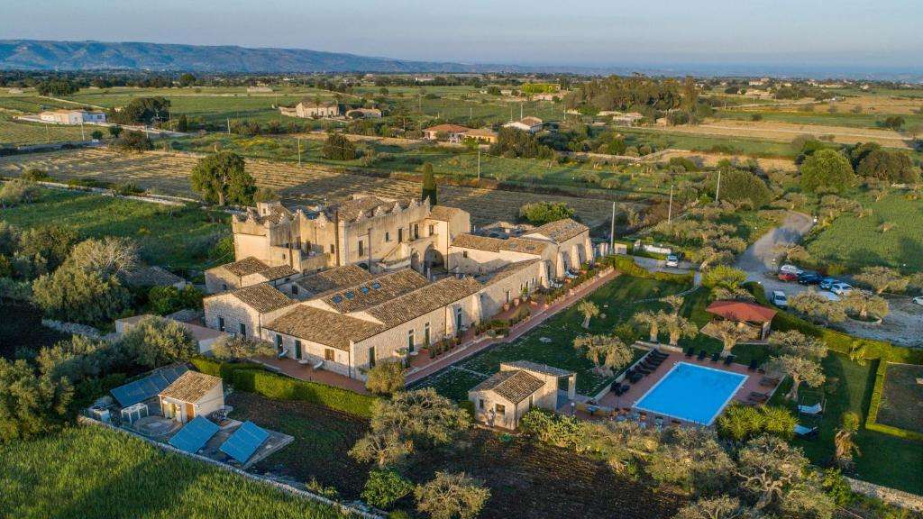 The estate seen from above, in the Val di Noto countryside