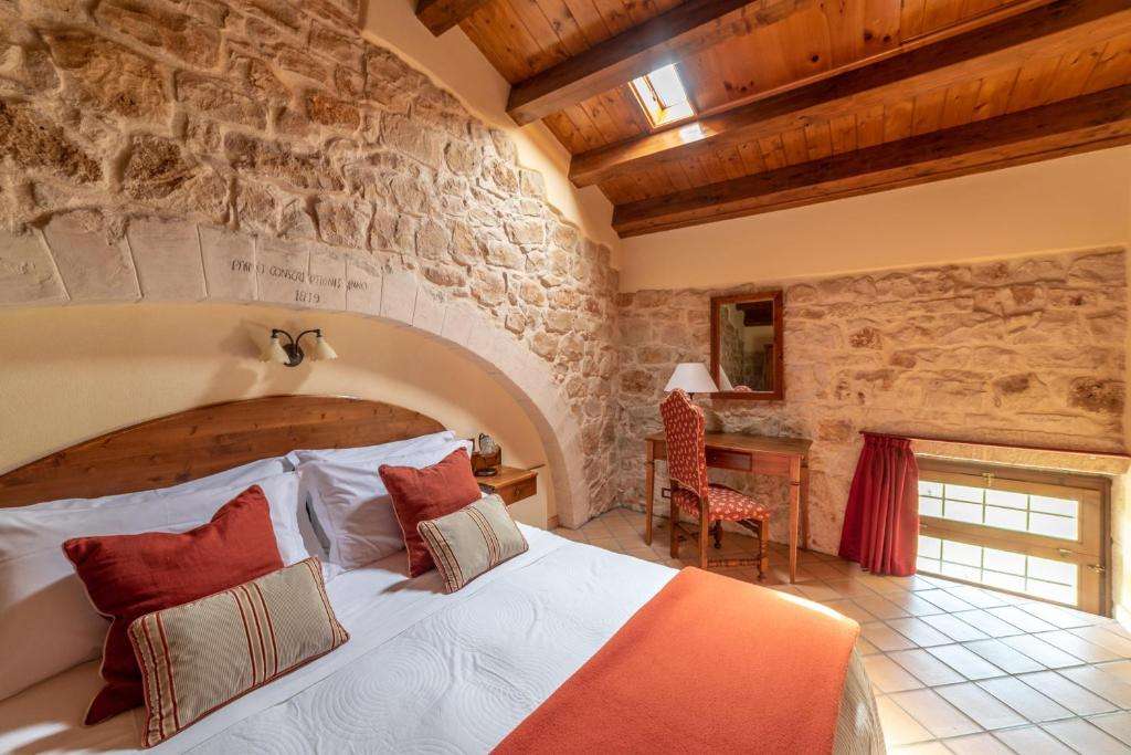 A single en-suite room at Torre Don Virgilio